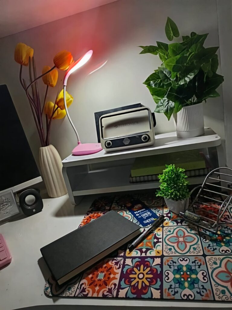 Aesthetic Desk Essentials: My Productive Freelance Setup cute aesthtic workplace